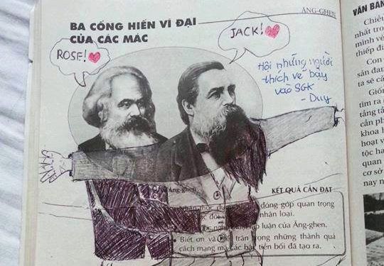 Buchseite mit den Köpfen von Marx und Engels, aus denen jemand die Titanic Szene mit Leonardo DiCaprio und Kate Winslett gemacht halt (Marx hält Engels von hinten um den Bauch und sagt "Rose", Engels sagt "Jack").