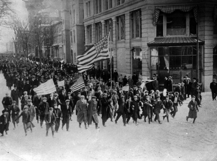 Demonstrierende marschieren auf der Straße mit amerikanischen Flaggen