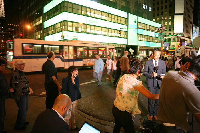 Journalist*innen am Tag der Lehman-Pleite vor dem Hauptquartier der Bank in New York