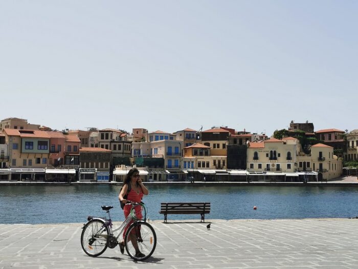 Frau mit Fahrrad, Insel Kreta