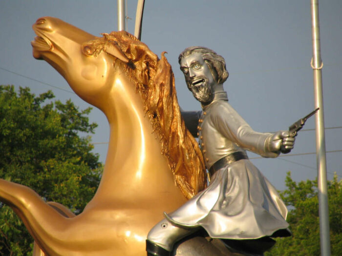 Statue eines Generals mit gruseligem Blick auf einem Pferd