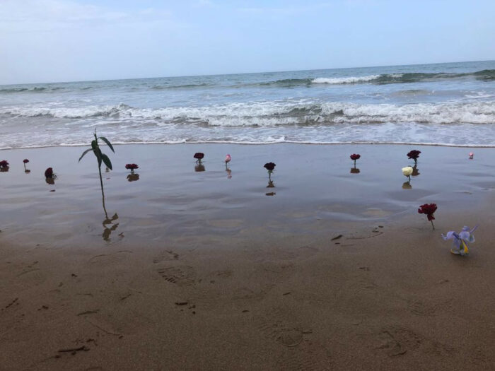 Strand mit Blumen, um an die Toten im Mittelmeer zu gedenken