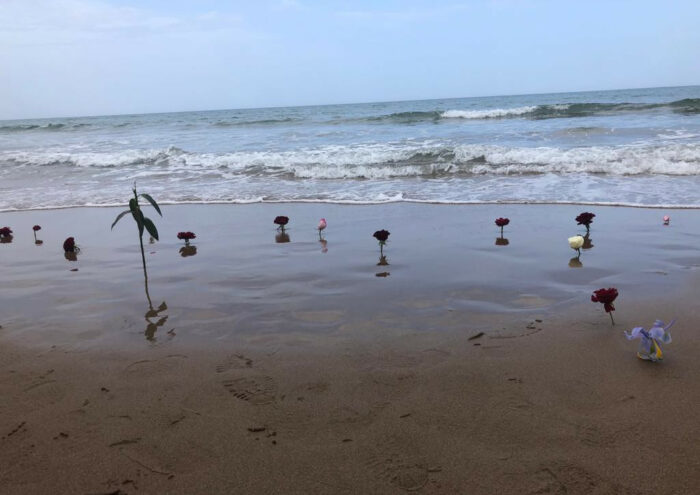 Strand mit Blumen, um an die Toten im Mittelmeer zu gedenken