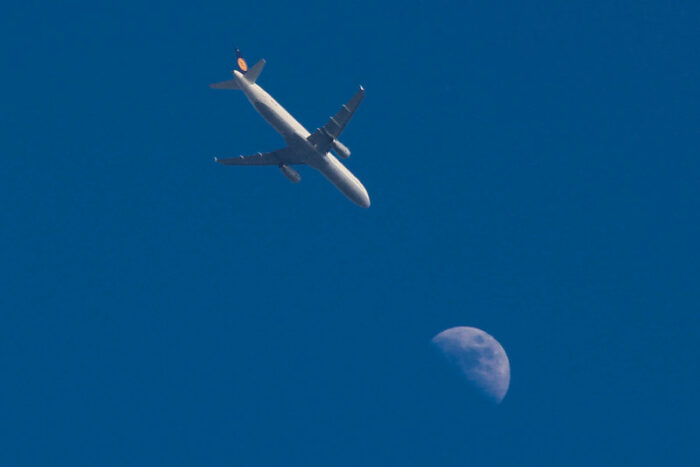 Flugzeug der Lufthansa fliegt auch den Mond zu