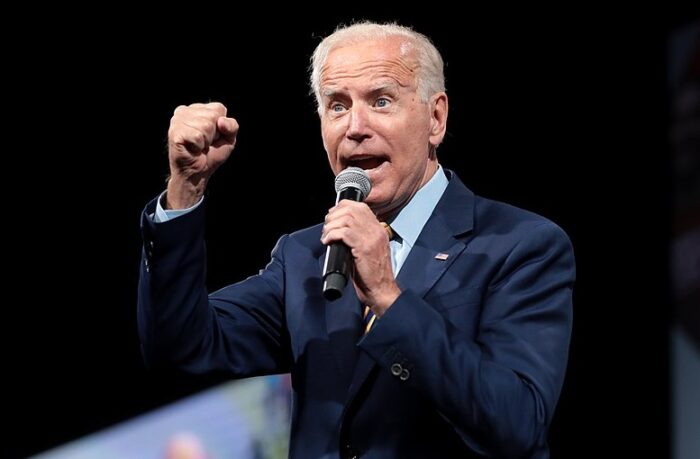 Zu sehen ist Joe Biden, er spricht in ein Mikrofon und ballt dabei die Faust.