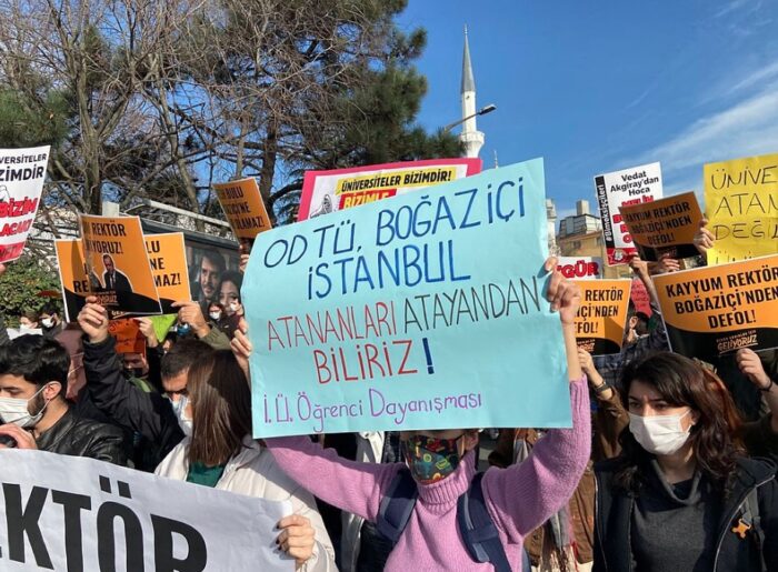 Protestierende an der Boğaziçi Uni in Istanbul