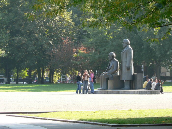 Menschen vor dem Marx-Engels-Denkmal in Berlin