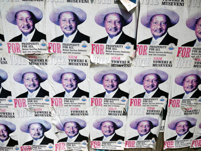 Aneinander gereihte Wahlkampfposter von Yoweri Museveni