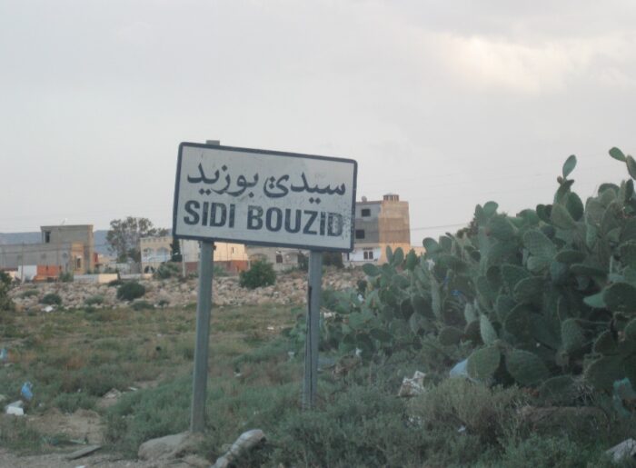 Ortseingangsschild von Sidi Bouzid, wo 2010/2011 die Revolution in Tunesien begann.