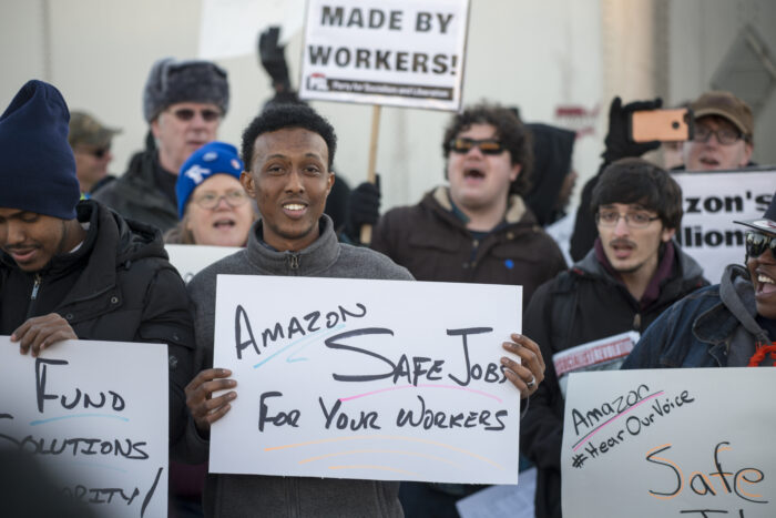 Protestierende, lachende Arbeiter*innen vor dem Werkstor von Amazon in Shakopee, Minnesota