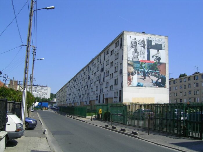 Fassade eines Plattenbaus mit Plakaten