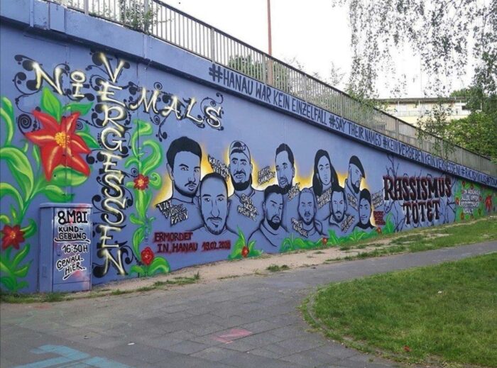 Eine Wand mit Graffiti, das die Ermordeten von Hanau zeigt.