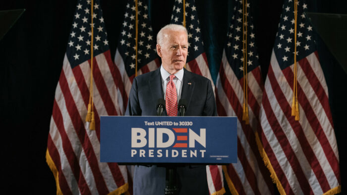 US-Präsident Joe Biden steht an einem Rednerpult, während seines Wahlkampfes im vergangenen Oktober.