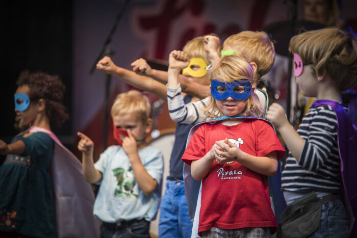 Kinder in Superheldenkostümen