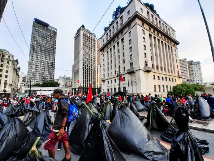 Kleine Zelte aus Plastik auf einem zentralen Platz in Sao Paolo