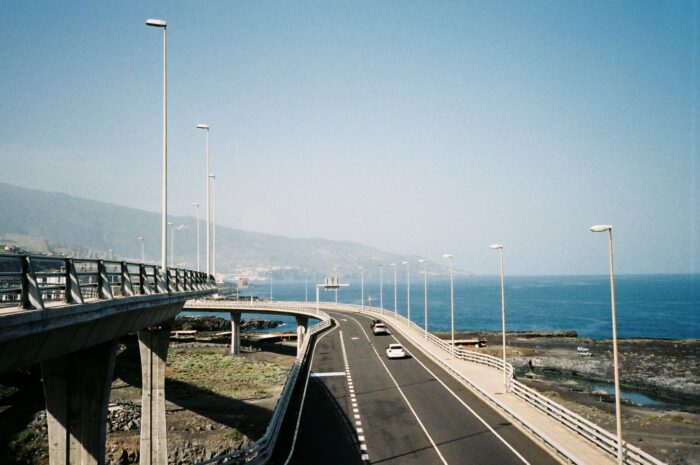 Eine Autobahn an einem sonnigen Küstenabschnitt
