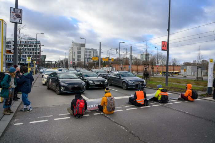 Der Aufstand der Letzten Generation blockiert Straße am Hauptbahnhof, Berlin, 28.01.22