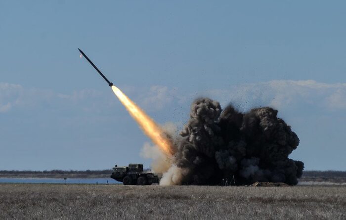 Abschuss einer Rakete von einem Fahrzeug, das auf einem Feld steht