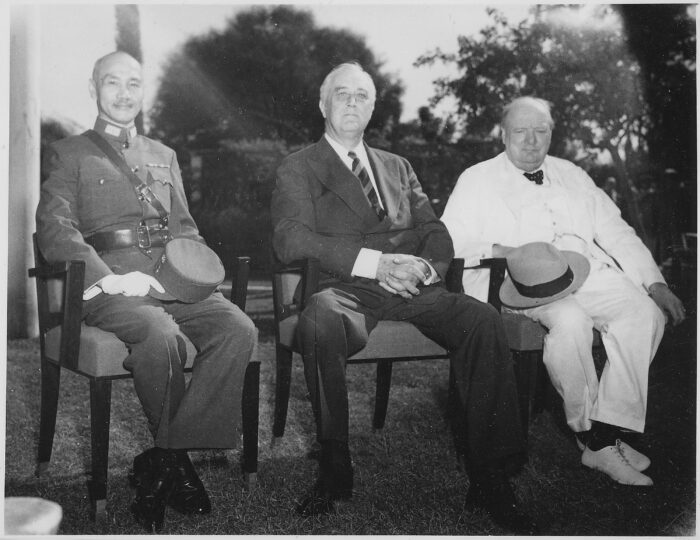 Schwarzweißfoto der drei PolitikerChiang Kai-shek mit Franklin D. Roosevelt und Winston Churchill