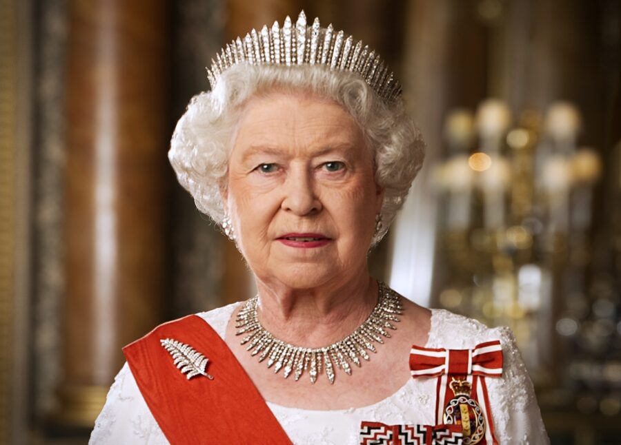 Queen Elisabeth, frontal aufgenommen, mit Krone, einer Schärpe und diversen Orden
