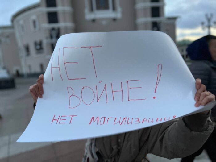 Schild auf dem in kyrillschen Buchstaben Nein zum Krieg steht.