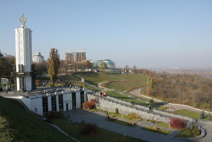 Ein weißes Gebäude mit Turm