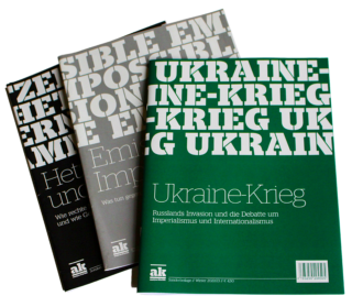 Drei ak Sonderhefte liegen übereinander, oben das Heft mit dem Titel Ukraine-Krieg