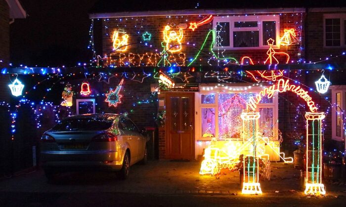 ziemlich exzessive Weihnachtsdeko vor einem Einfamilienhaus mit Auto