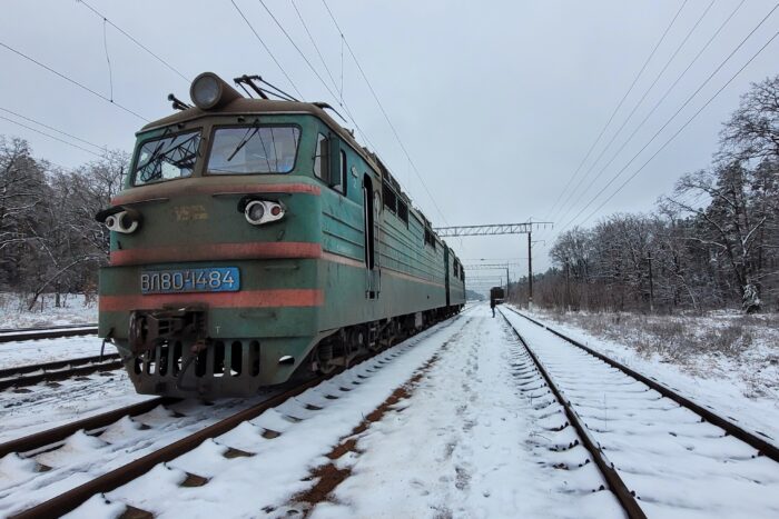 Ein alter Zug auf einem Bahngleis im Schnee