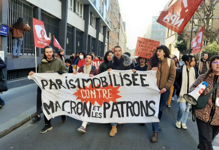 Man sieht junge Menschen, die rennend ein Transpi gegen die Rentenreform tragen.