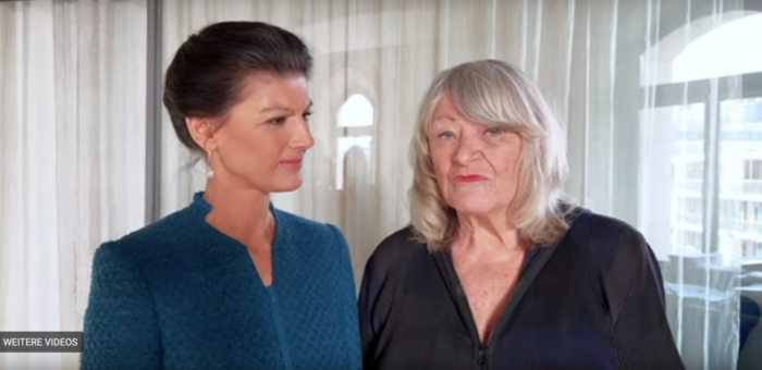 Sahra Wagenknecht und Alice Schwarzer vor einer grauen Gardine.