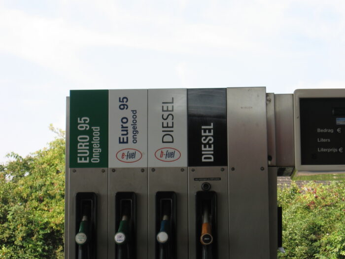 Bild einer Tanksäule mit unterschiedlichen Optionen (von links nach rechts: Euro 95, Euro 95 E-Fuel, Diesel b-Fuel und Diesel