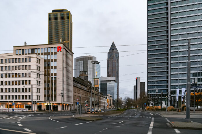 Einige Hochhäuser an einer Straße