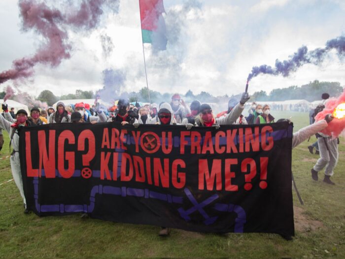 Demonstrierende halten ein Banner, auf dem in roter Schrift steht: "LNG? Are you fracking kidding me?!