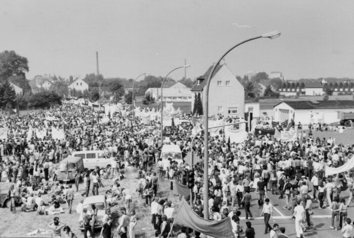Man sieht eine demonstrierende Menschenmenge in Schwarz Weiß.