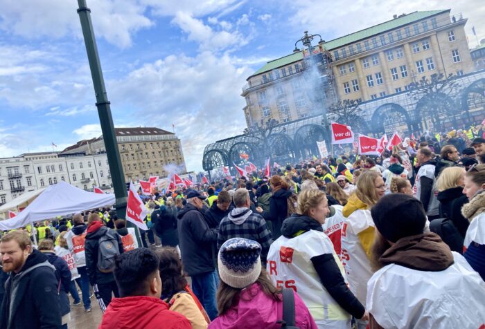 Menschenmenge mit verdi-Fahnen auf dem Hamburger Rathausmarkt