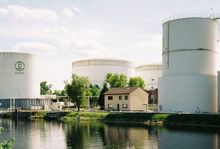 Ein kleines Haus an einem Knal zwischen mehreren großen Speichern