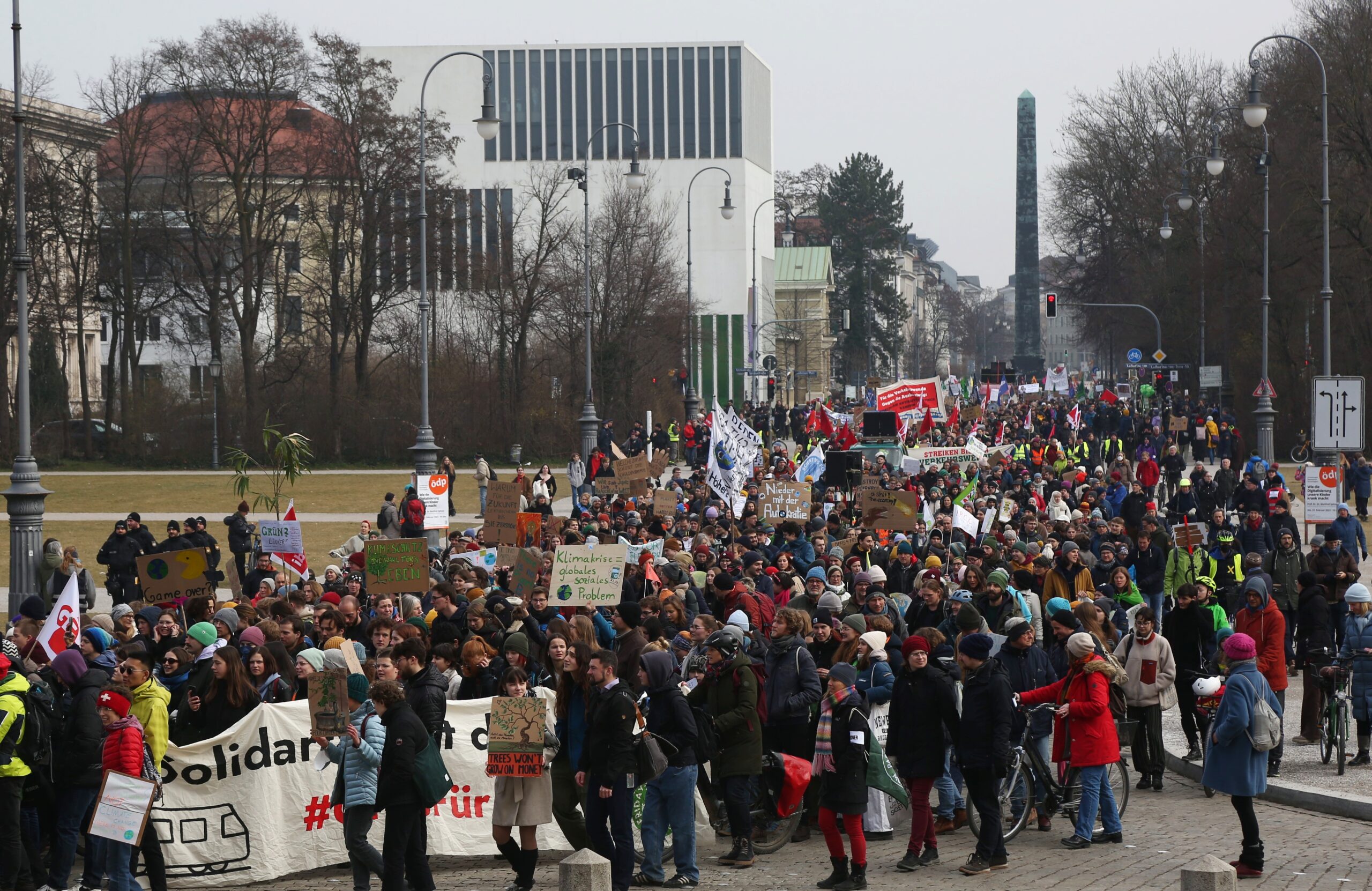 Demonstrationszug mit vielen Plakaten und Schildern