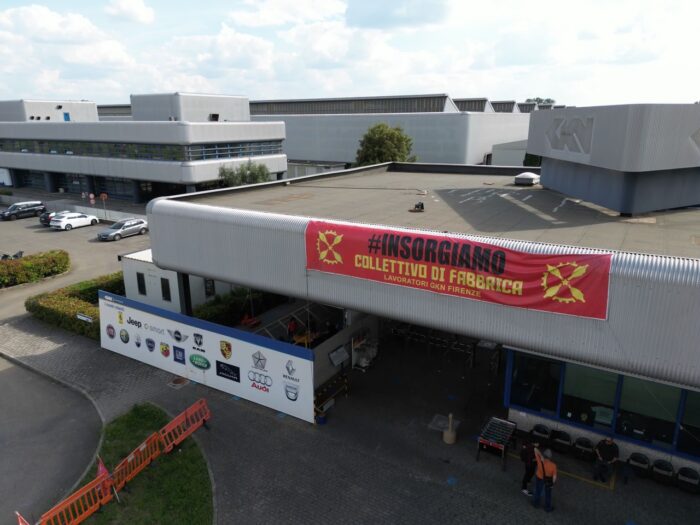 Die GKN-Fabrik von schräg oben fotografiert, ein rotes Banner prangt an der Wand.