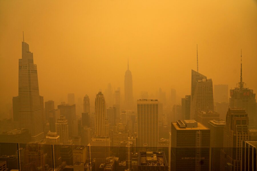 Skyline von New York in orangefarbenen Rauch gehüllt