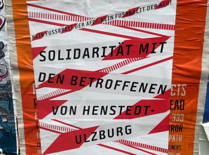Auf einem Plakat steht: Solidarität mit den Betroffenen von Henstedt-Ulzburg.