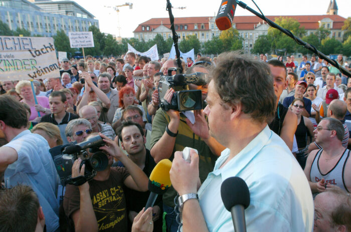 Andreas Ehrholdt inmitten der dritten Magdeburger Montagsdemonstration gegen die Hartz-IV-Gesetze am 9. August 2004.