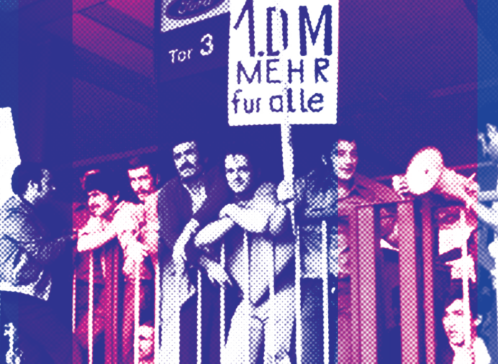 Auf einem farblich verfremdeten Foto ist zu sehen, wie migrantische Arbeiter an den Werktoren von Ford 1973 protestieren. Sie halten ein Schild mit der Aufschrift "1 DM mehr für alle" in die Höhe