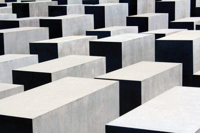 Zu sind auf dieser Nahaufnahme die Blöcke des Holocaust-Mahnmal in Berlin. Menschen oder Häuser sieht man nicht