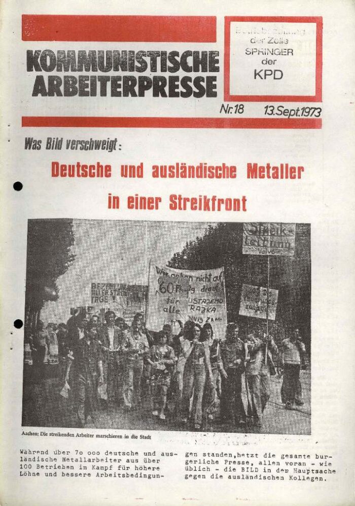 Titelseite der "Kommunistischen Arbeiterpresse mit einem Foto der streikenden Arbeiter*innen auf einer Demonstration.