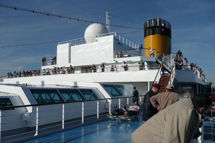 Man sieht das Deck eines Kreuzfahrtschiffes.