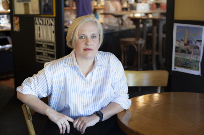 Porträt der Schriftstellerin Anne Rabe in einem Café.