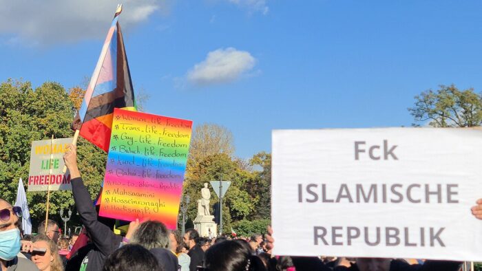 Foto einer Demonstration in Berlin. Auf einem Plakat steht fck islamische Republik