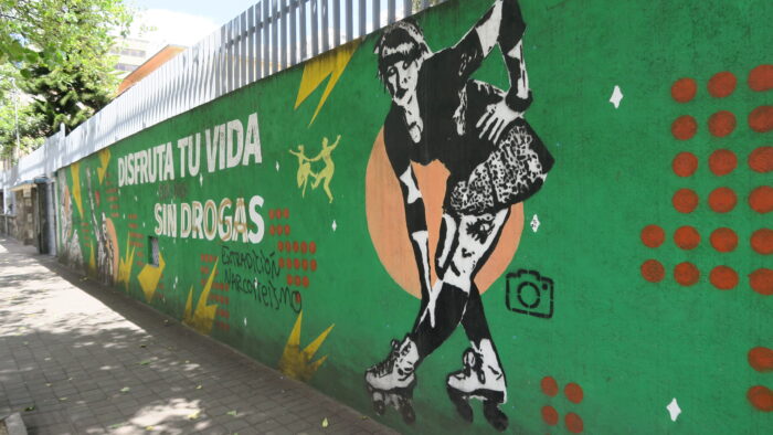 Ein Wandgemälde an einer Mauer in der Stadt Guayaquil in Ecuador zeigt eine Frau auf Rollschuhen. Daneben steht »Genieße dein Leben ohne Drogen«.