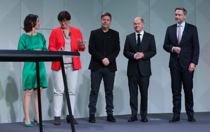 Annalena Baerbock, Saskia Esken, Robert Habeck, Olaf Scholz und Christian Lindner stehen für ein gemeinsames Foto in einer Reihe vor einer grauen Wand. Sie haben gerade den Koalitionsvertrag der Ampelregierung unterschrieben